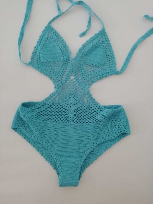 Вязаные шапка,, шарф, ободок , купальник, плед для девочки и девушек.