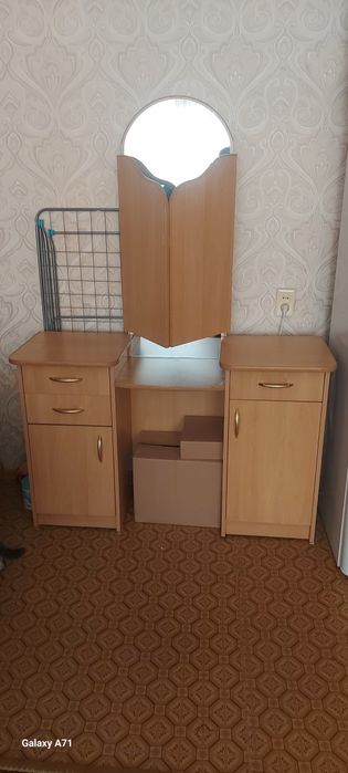 Продам современное трюмо с тремя зеркалами ,распаковка в отличном раб