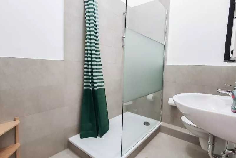 Дава се под наем Тристаен апартамент в София, Център - 90 кв.м за 612 € - Снимка #2