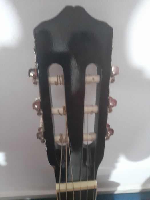 Vând 2 chitare puțin folosite