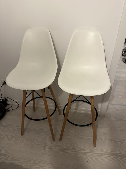 Scaune de bar - doua cu picioare de lemn