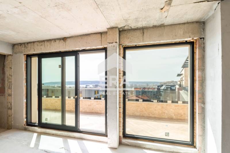 Многостаен пентхаус за продажба, с големи стаи и морска панорама, в но