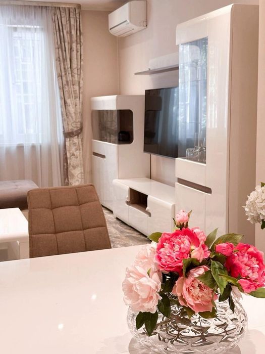 Дава се под наем Двустаен апартамент в София, Лозенец - 89 кв.м за 1149 € - Снимка #2