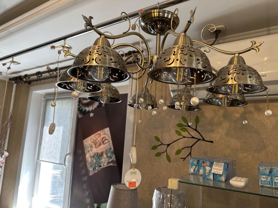 Продам люстру на восемь лампочек.