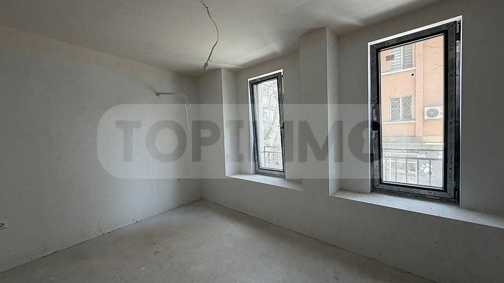 Продава се Тристаен апартамент в Варна, Център - 85 кв.м за 2460 €/кв.м - Снимка #2
