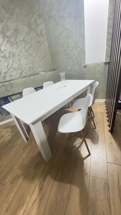 Комплект стол и 4 стула.