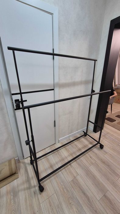 Продам вешалку срочно