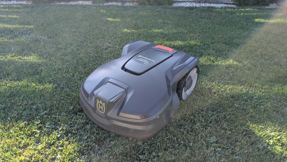 Husqvarna Automower 305 – robot tuns gazon, 2 ani, stație inclusă