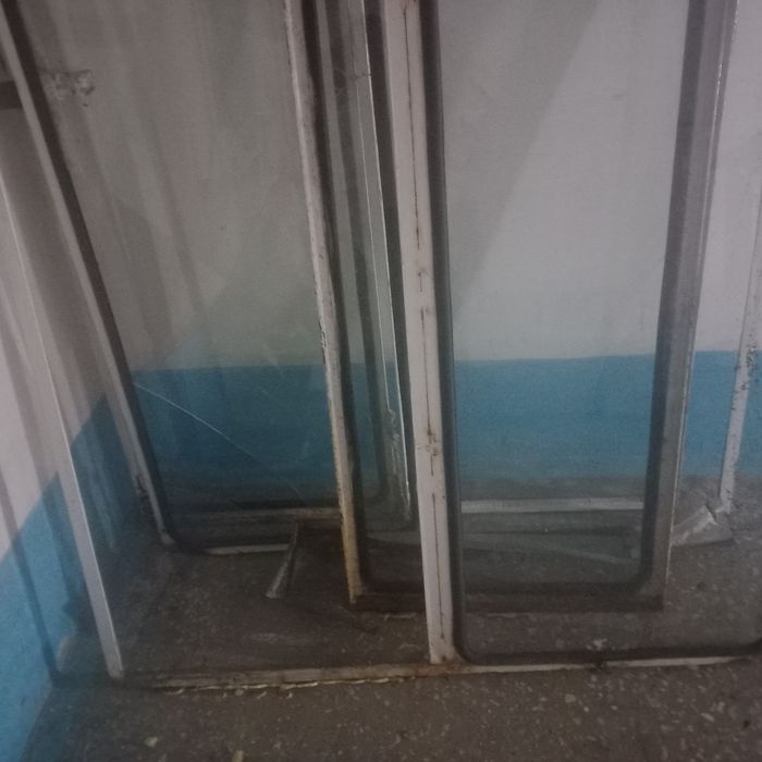 Бесплатно отдам окна в металлической раме