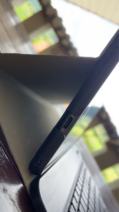 Tabletă YUMKEM cu tastatură, pix, husă și mouse – NU PORNEȘTE