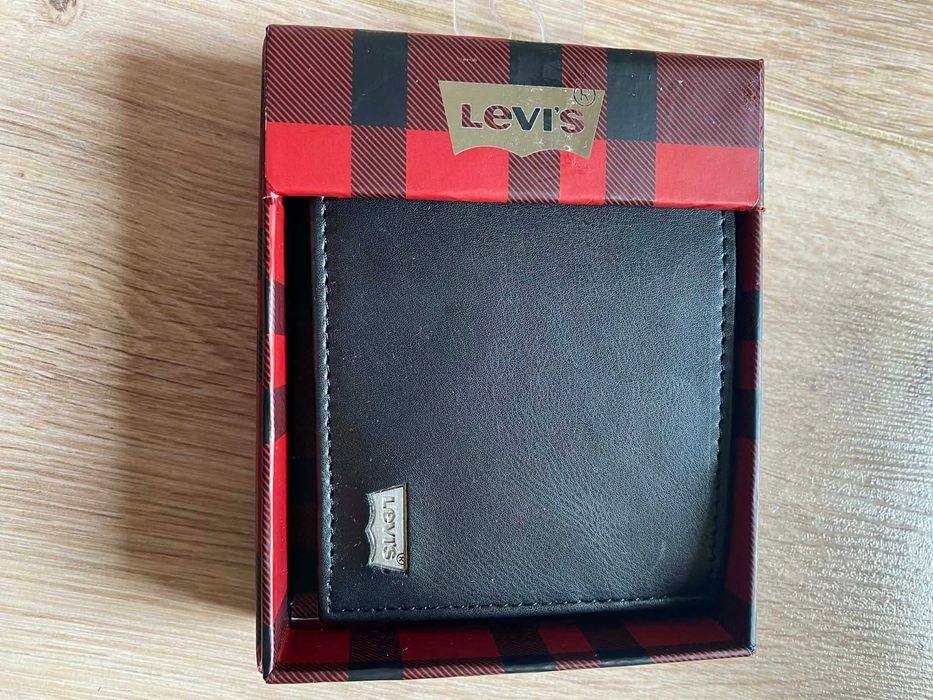Mъжки кожен портфейл Levi's