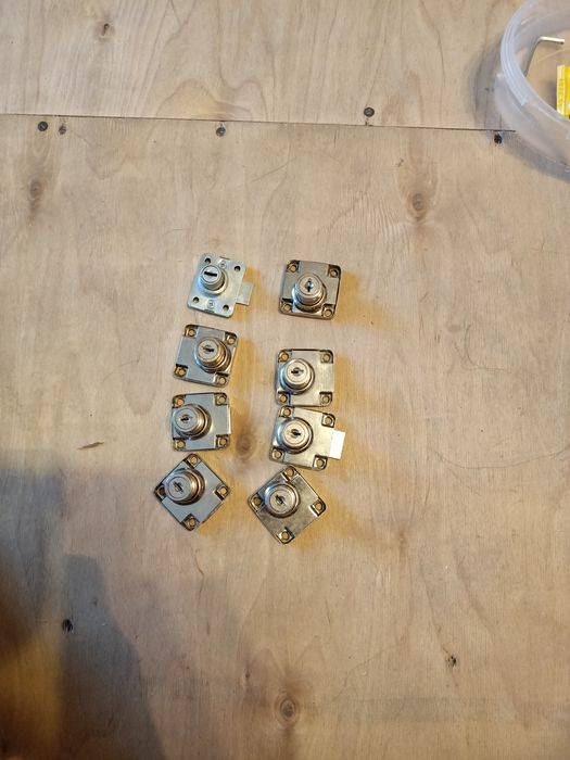 Продам навесы на двери