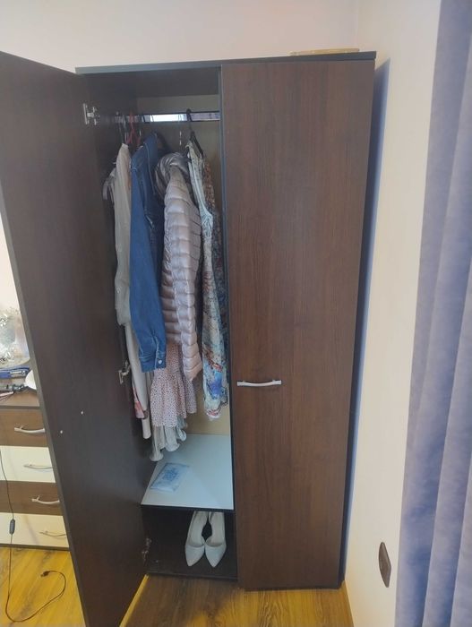 Продавам двукрилен гардероб и скрин