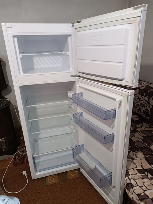Хладилник с фризер