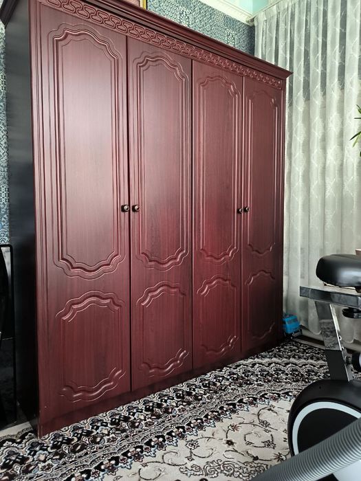 Спальный гарнитур из массива, шкаф, кровать и трюмо зеркало