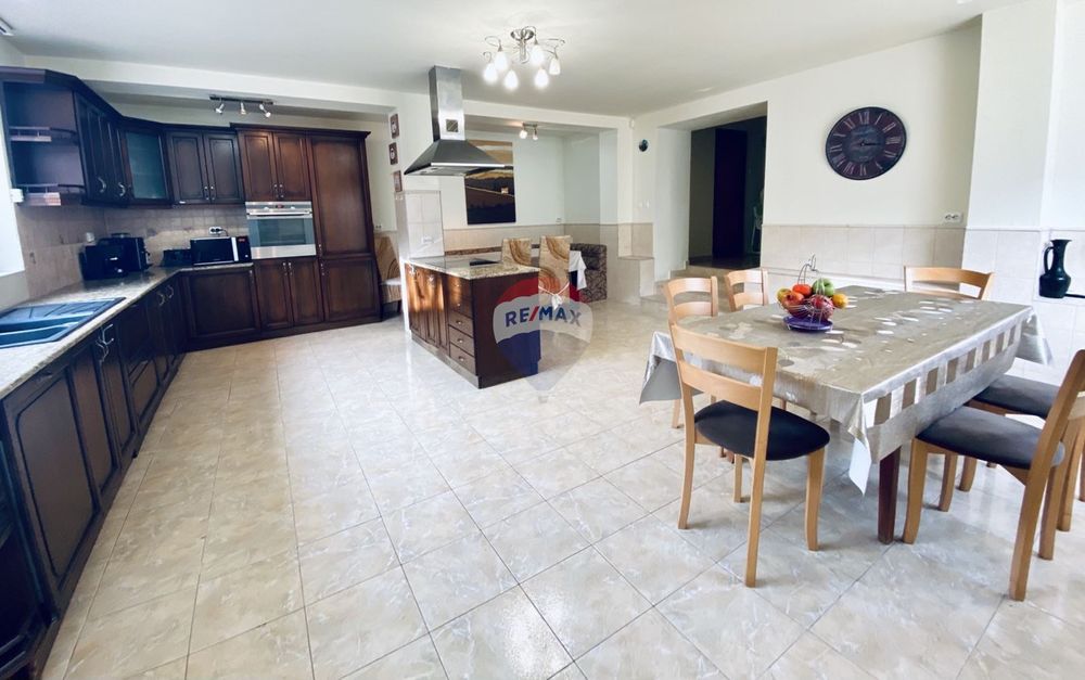 Къща с пет спални, камина, басейн и гараж за продажба, град Балчик, Я