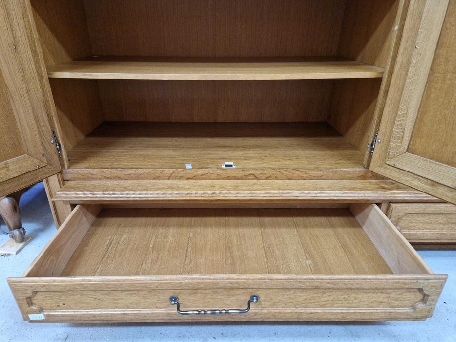 Голям четирикрилен гардероб с две чекмеджета