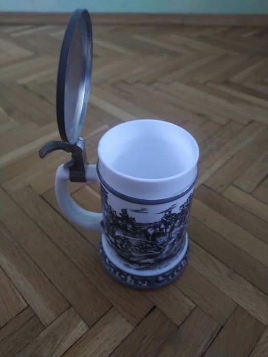 Порцеланов халба с капак