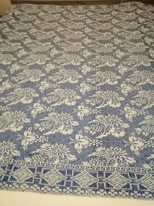 Продавам две кувертюри и две покривки