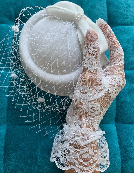 Pălărie și mănuși albe