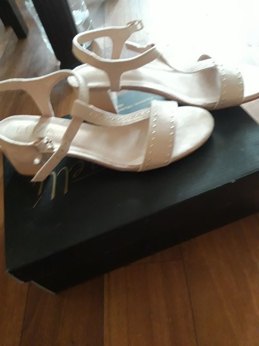 Продавам нови елегантни сандали