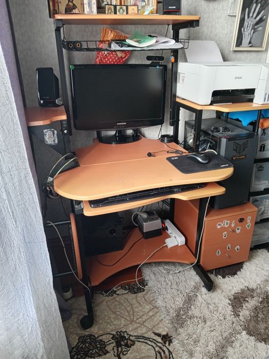Компьютерный стол.