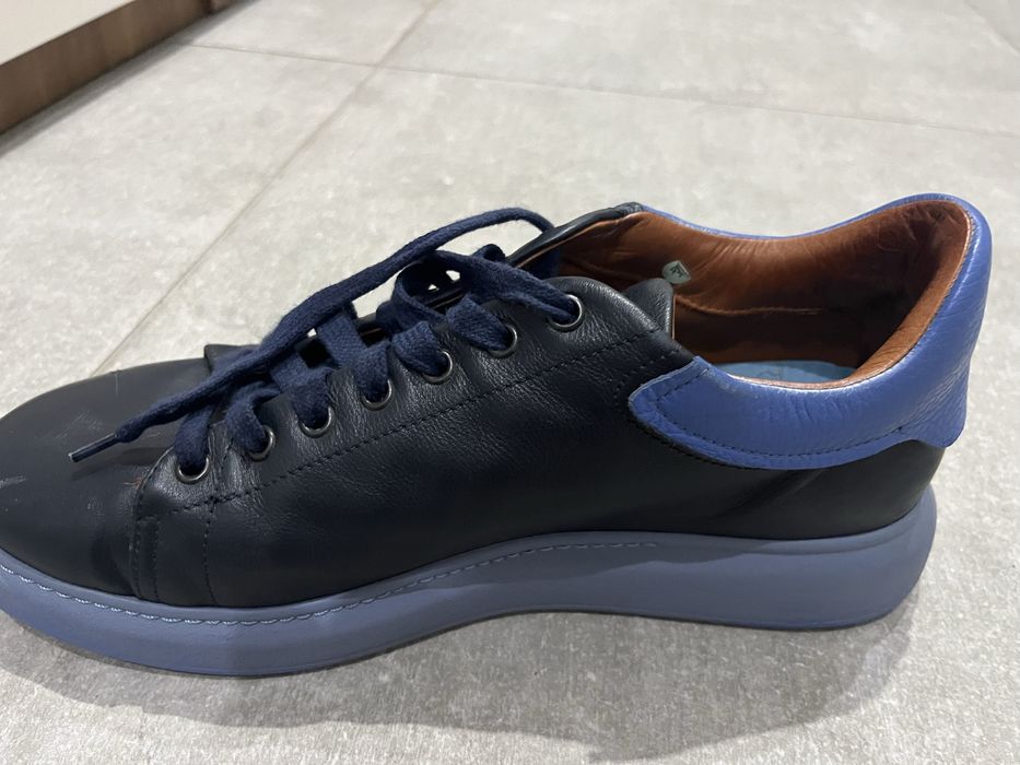 Тъмно сини обувки