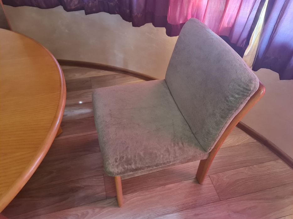Masa rotunda sau ovala cu 4 scaune lemn masiv