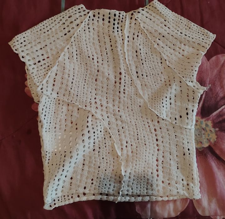 Бял топ (на дупки)