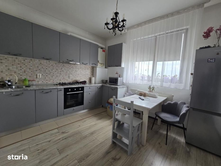De vanzare Apartament 3 camere, zona Arex Bloc Nou.