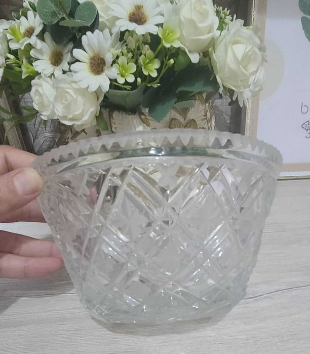 Продвется хрустальная вазочка