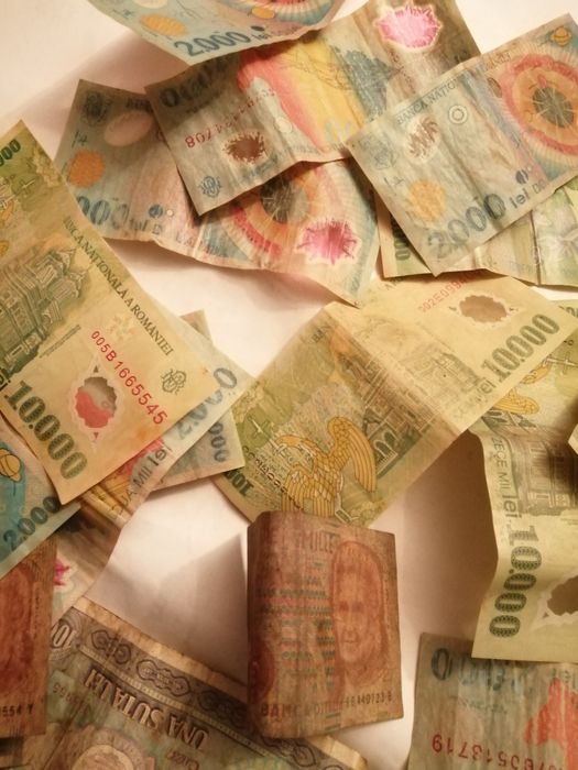 Vând bancnote românești si straine ca numar sunt 70