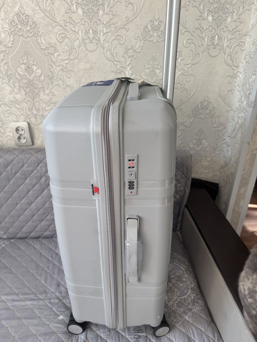 продам новый большой чемодан