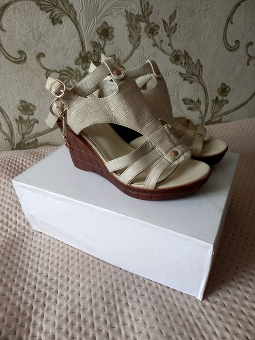 Продам босоножки