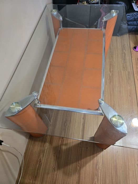 Стъклена маса облепена с кожа