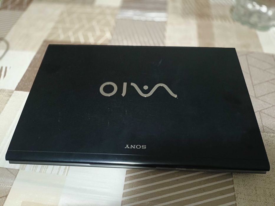 Laptop Sony VAIO VPCZ13M9E Model intern: PCG-31111M Fabricat în Japonia Vine cu licență Windows 7 Pro OEM (se vede autocolantul).