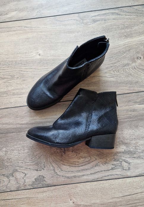 НОВА ЦЕНА Clarks Elvina дамски боти с нисък ток 37н естествена кожа