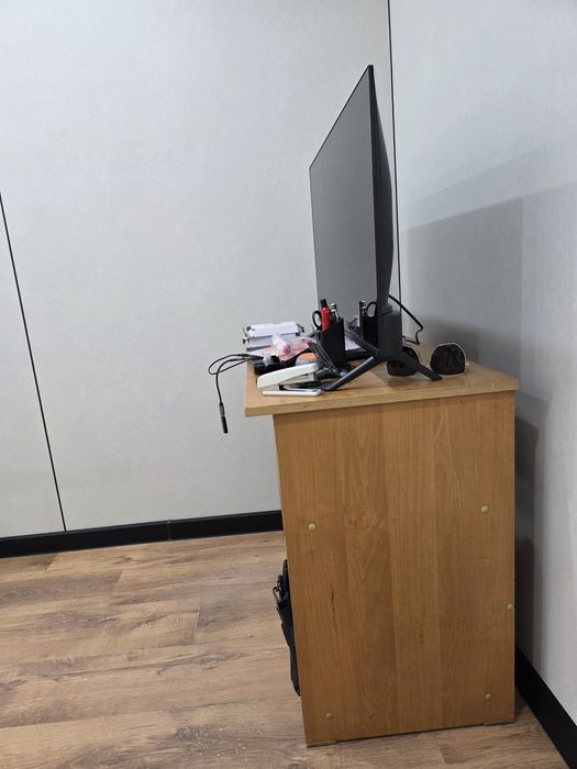 Офисный стол, вешалка напольная