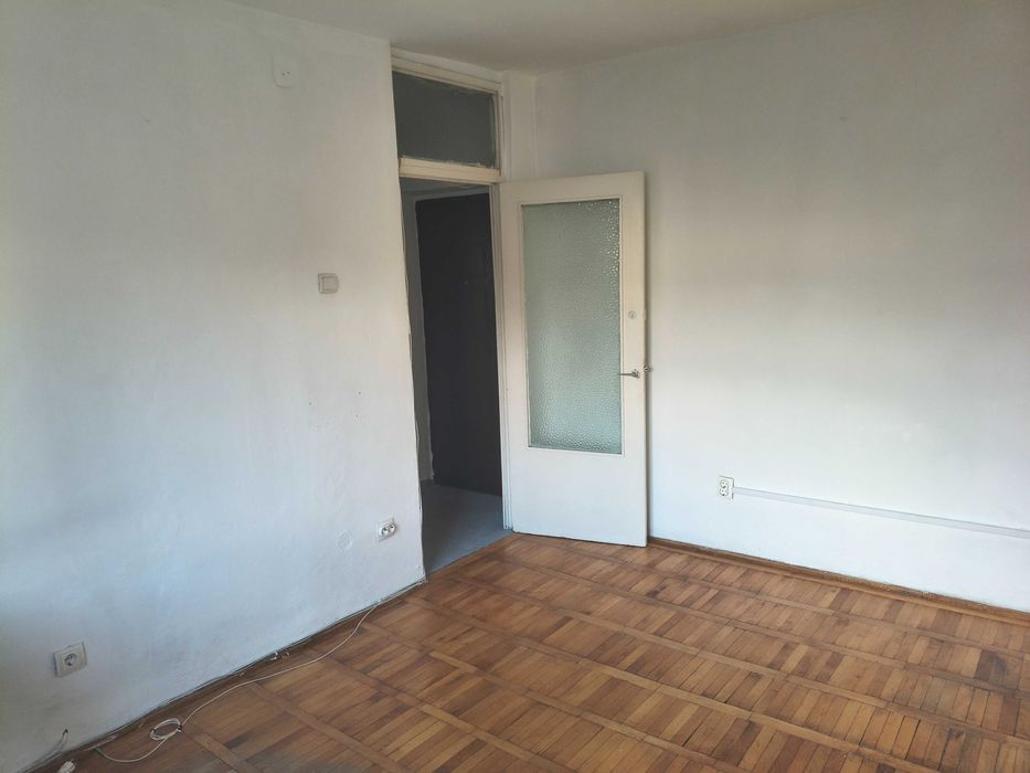 Garsonieră nemobilată de închiriat, zona Tribunal Dâmbovița