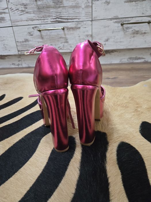 Сандали на ток високи