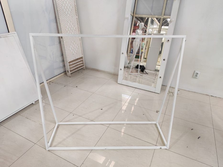 Стойки для магазина одежды