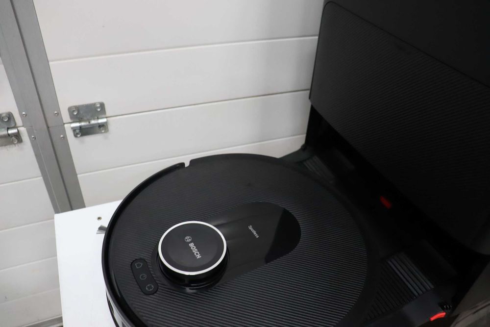 Прахосмукачка робот Bosch Spotless Max BCRDW3B с функция за избърсване, всмукателна мощност 11 000 Pa, моп, станция за мокро и сухо почистване