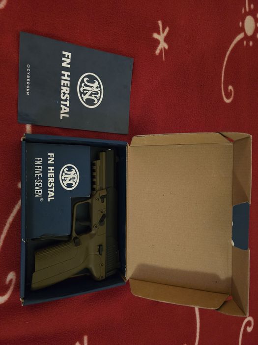 Replică airsoft FN Five-seveN GBB în stare foarte bună