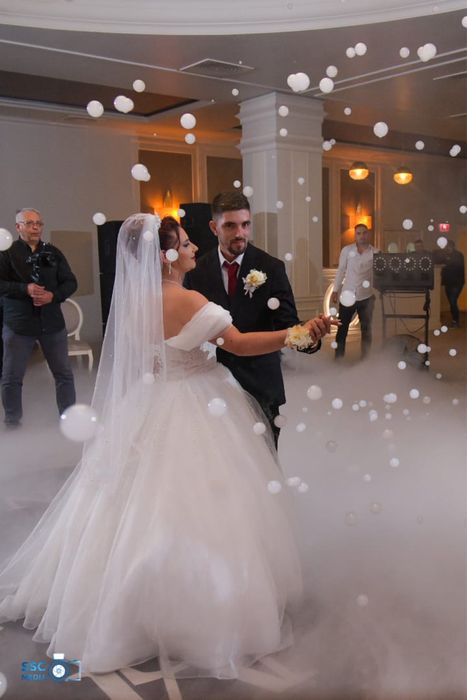 Baloane de fum albe dansul mirilor