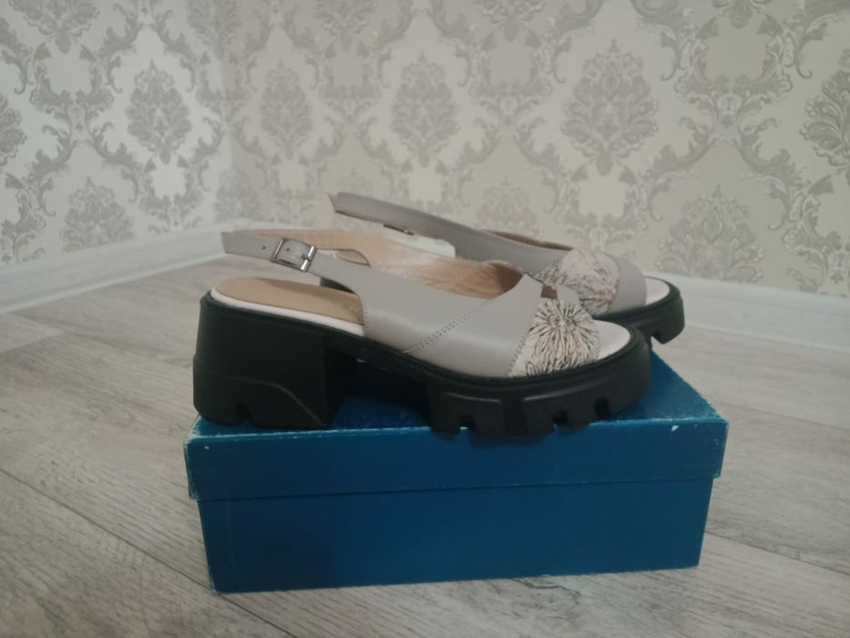 Женские босоножки