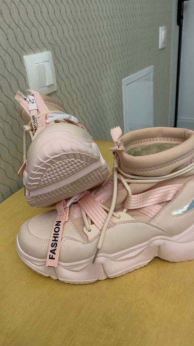 Кроссовки для женщин