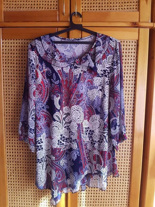 Шарена блузка в тъмносиньо, червено и бяло