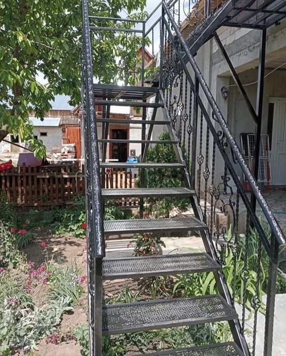 Scari exterioare metalice