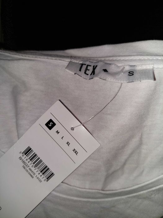 Tricou alb cu femeie cu fundita satinata rosie