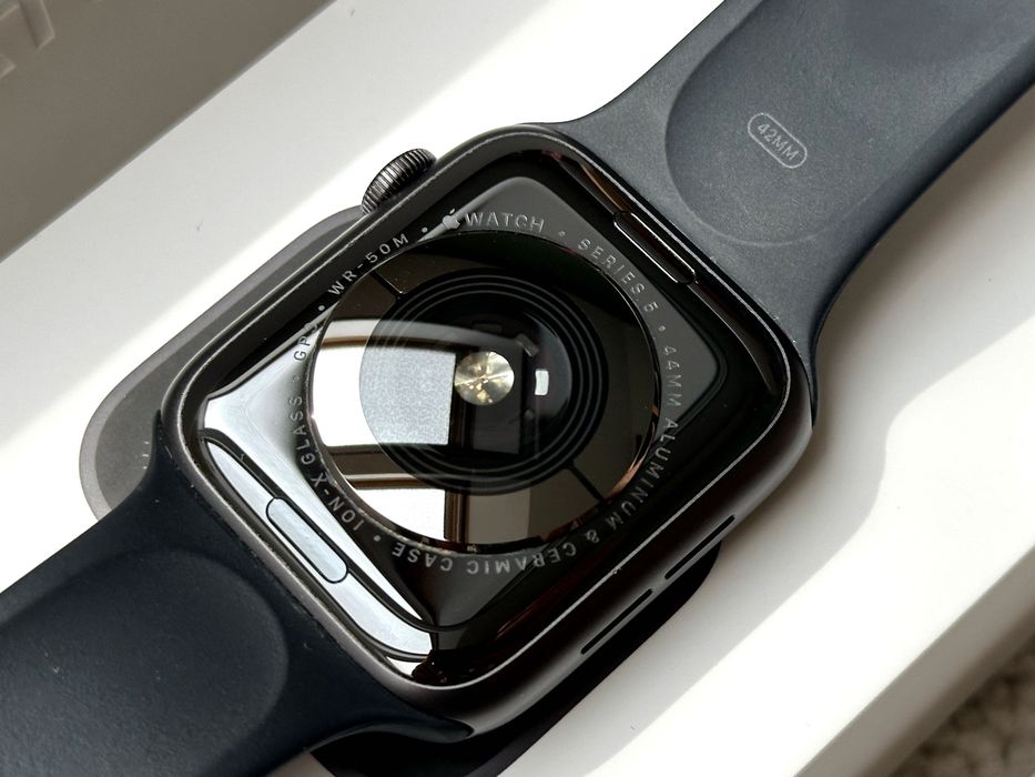 Apple Watch Series 5 | 44 mm | Space Gray | Sports Band Space Black | ПЕРФЕКТЕН | ПЪЛЕН КОМПЛЕКТ